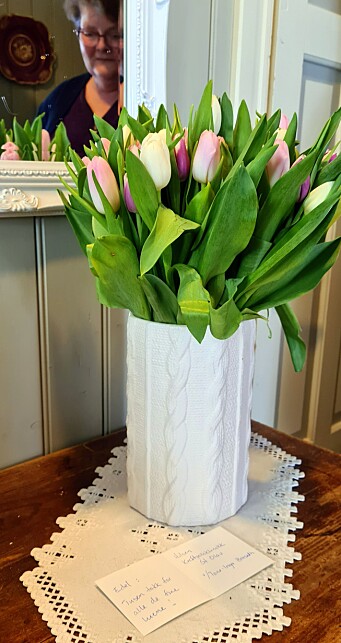 Takk og blomsterhelsing frå St.Olavs Hospital som Edel sjølvsagt plasserte i ein vase med strikkemønster! Takk og blomsterhelsing frå St.Olavs Hospital som Edel sjølvsagt plasserte i ein vase med strikkemønster!