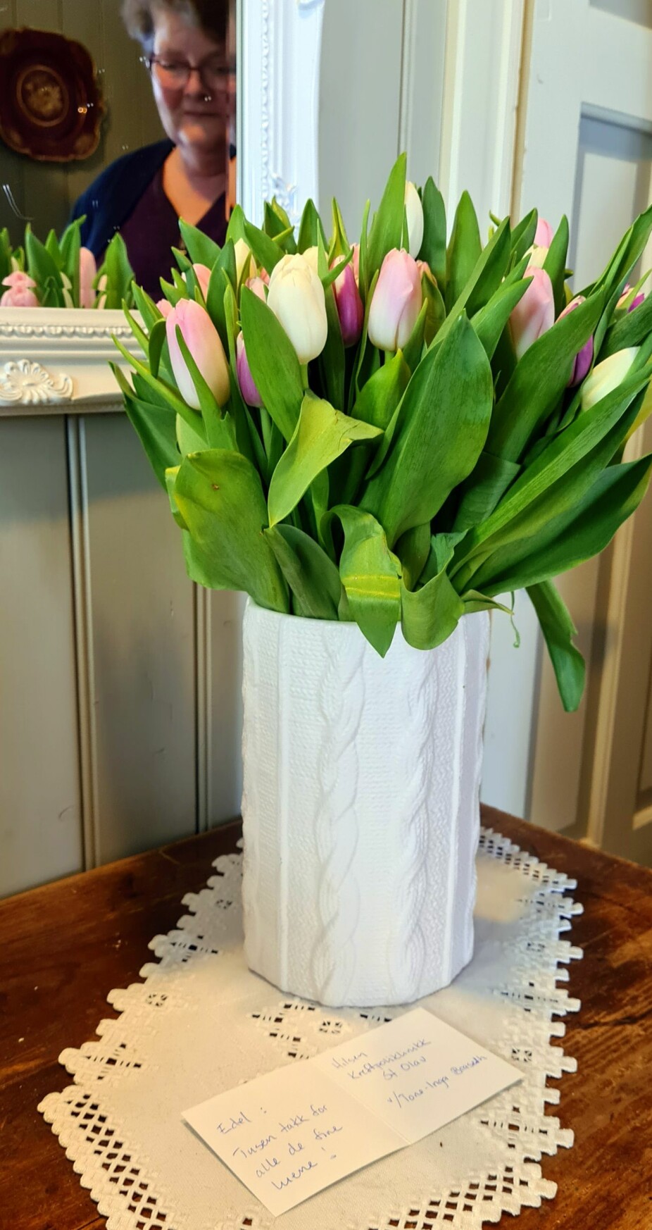 Takk og blomsterhelsing frå St.Olavs Hospital som Edel sjølvsagt plasserte i ein vase med strikkemønster!