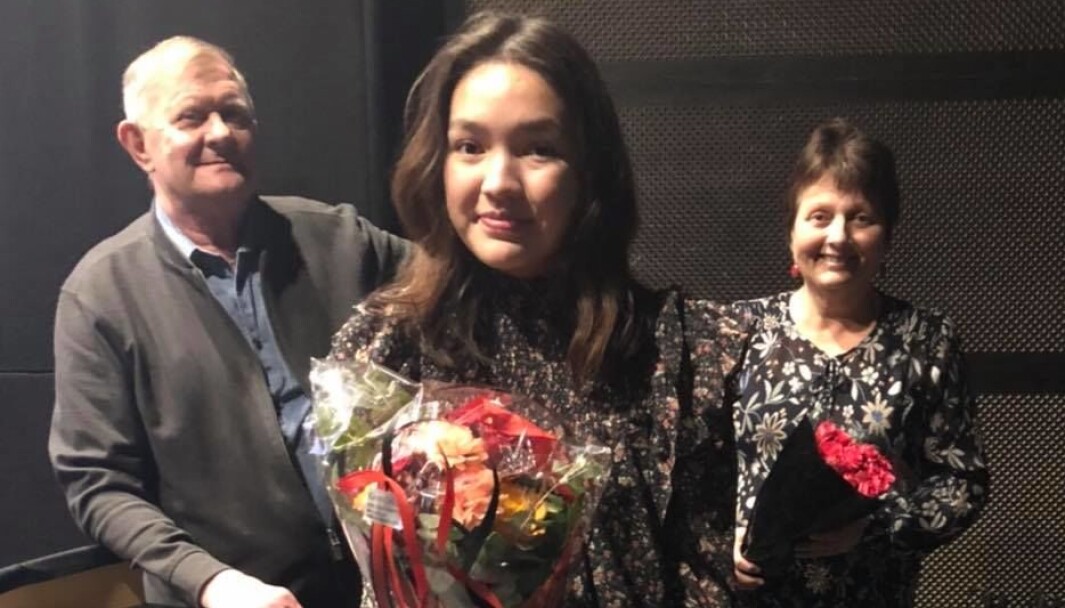 Surnadal AUF-leder Emily Stangvik (i midten) flankert av nyvalgt leder i Surnadal Ap, Reidar Brøske og avtroppende leder Lilly Gunn Nyheim. Surnadal AUF-leder Emily Stangvik (i midten) flankert av nyvalgt leder i Surnadal Ap, Reidar Brøske og avtroppende leder Lilly Gunn Nyheim.