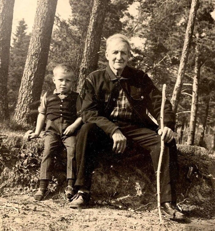 Even Børset Bolme og bestefar Even Børset fotografert på slutten av 60-tallet, på det området som nå blir Eventunet. Even Børset Bolme og bestefar Even Børset fotografert på slutten av 60-tallet, på det området som nå blir Eventunet.