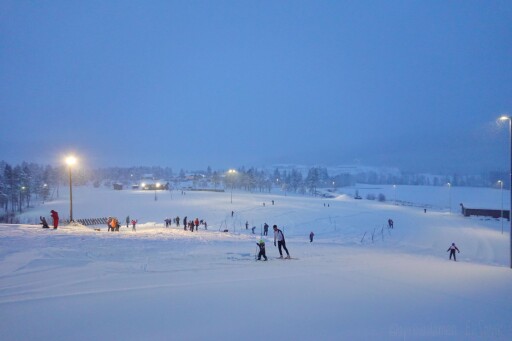 Flotte forhold under torsdagens skileik ved Igltjønna Skistadion. Målet med skileiken er at barna skal oppnå mestring og synes det er artig å renne seg på ski. Her skal det være bakker og hinder som passer alle. Flotte forhold under torsdagens skileik ved Igltjønna Skistadion. Målet med skileiken er at barna skal oppnå mestring og synes det er artig å renne seg på ski. Her skal det være bakker og hinder som passer alle.