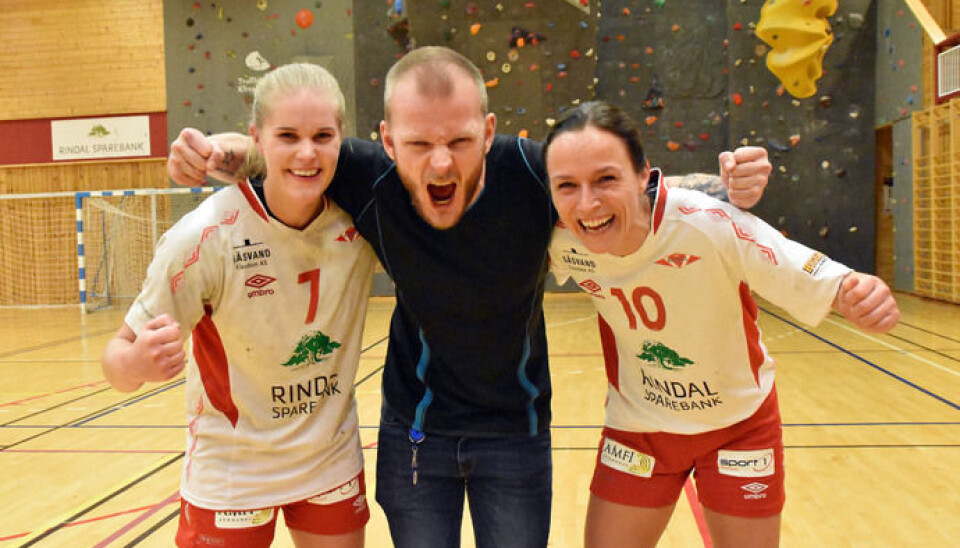 Anders Moe Sæter håper på flere jubelscener sammen med håndballdamene på Rindal. Anja Søyseth (t.v) og Mona Bolme Nonstad (t.h).