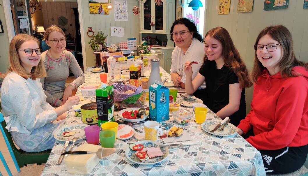 Synnøve har med seg besøk frå Kongshaug musikkgymnas, Synnøve Meisingset, Mirjam Vigrestad, Victoria McNeil, Julie Byrkjeland Husa og Ingeborg Kahrs Synnøve har med seg besøk frå Kongshaug musikkgymnas, Synnøve Meisingset, Mirjam Vigrestad, Victoria McNeil, Julie Byrkjeland Husa og Ingeborg Kahrs