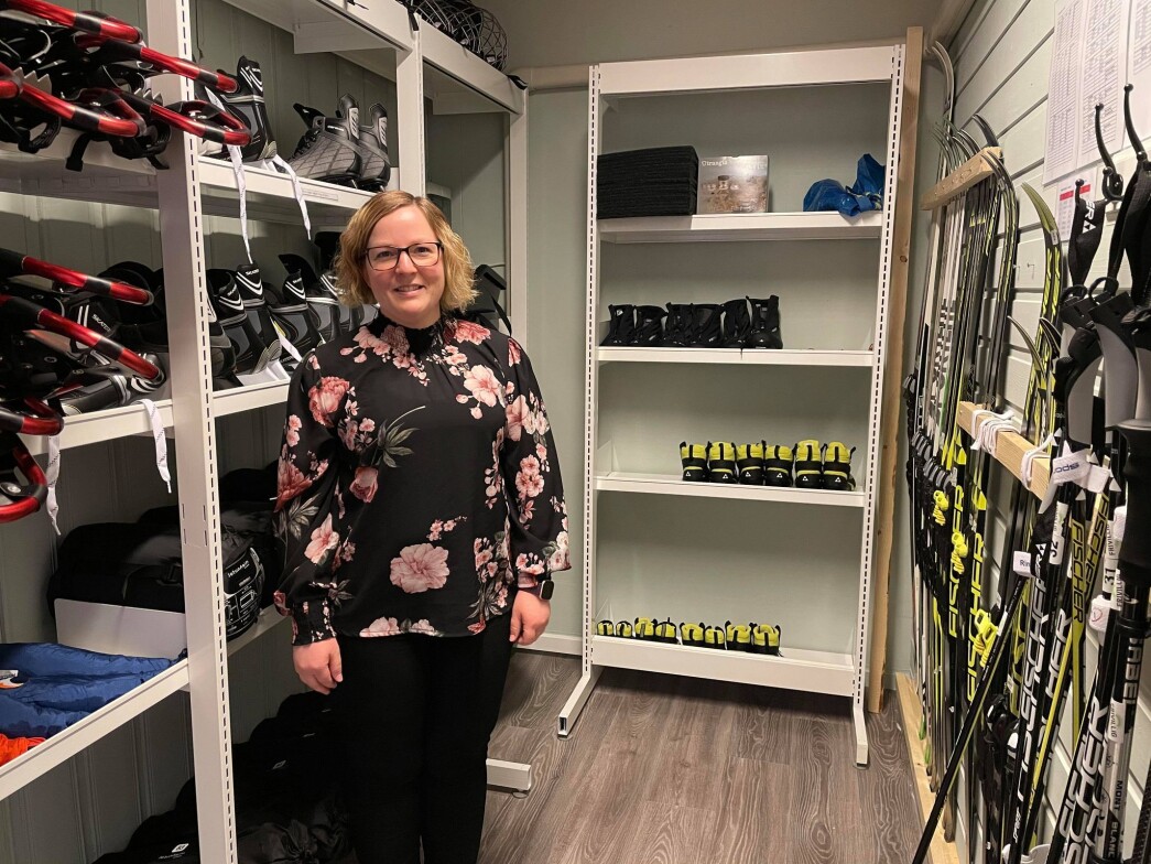Hilde Staveli Solli viser fram utstyrssentralen ved Surnadal Frivilligsentral. Hilde Staveli Solli viser fram utstyrssentralen ved Surnadal Frivilligsentral.