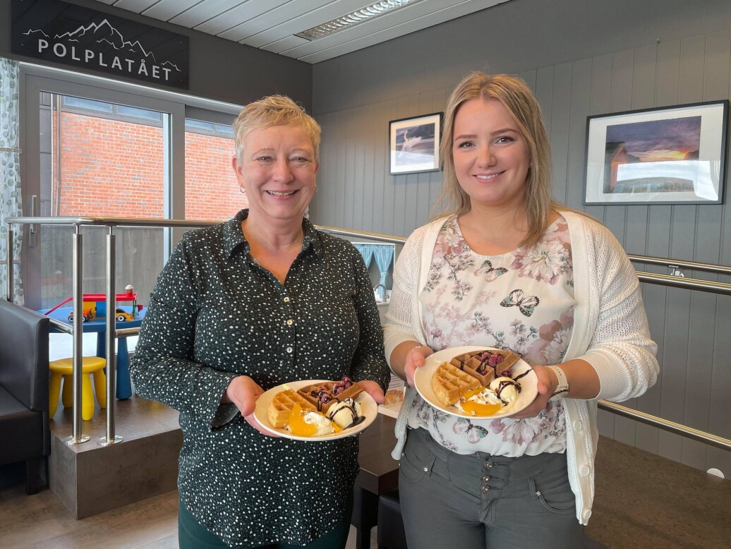 Eva Husby og Ann Iren Pettersen Brøttemsmo viser fram en av mange varianter av amerikanske vafler, som står på menyen hos Kokkens Spiseri. Eva Husby og Ann Iren Pettersen Brøttemsmo viser fram en av mange varianter av amerikanske vafler, som står på menyen hos Kokkens Spiseri.