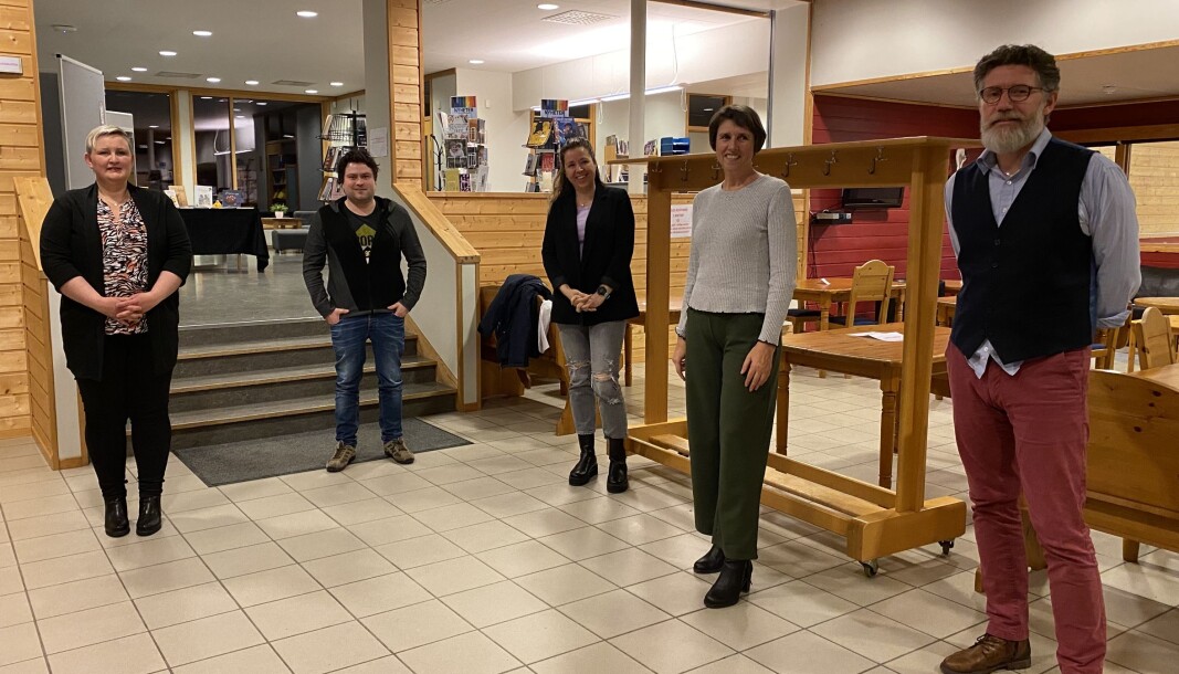 Daglig leder Tom Godtland (t.h.) med fire av fem styremedlemmer i Rindal næringsforum. F.v. Randi Holte, Yngve Røøyen, Marit Mogset og Arnhild Foseide Fagerholt. Mari Kristin Bolme var ikke til stede da bildet ble tatt. Daglig leder Tom Godtland (t.h.) med fire av fem styremedlemmer i Rindal næringsforum. F.v. Randi Holte, Yngve Røøyen, Marit Mogset og Arnhild Foseide Fagerholt. Mari Kristin Bolme var ikke til stede da bildet ble tatt.