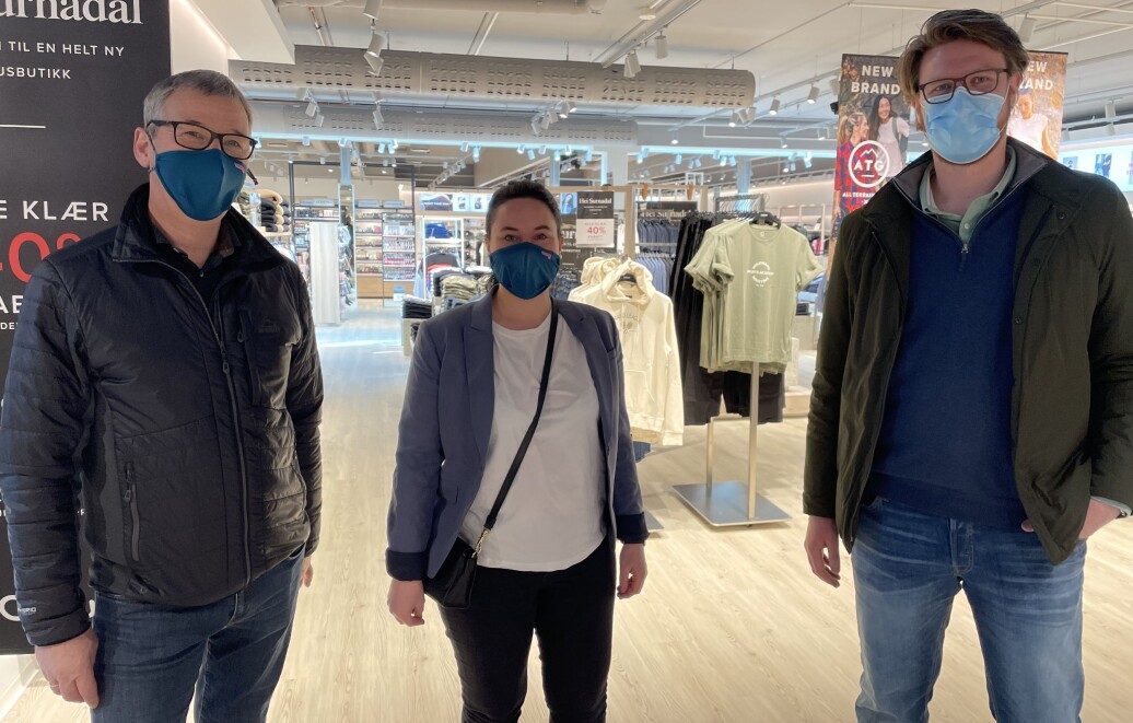 Senterleiar ved Alti Surnadal, Lorentz Sæter (f.v.) saman med eigedomssjef Merete Haugen og administrerande direktør Lars Ove Løseth i Alti Forvaltning. Senterleiar ved Alti Surnadal, Lorentz Sæter (f.v.) saman med eigedomssjef Merete Haugen og administrerande direktør Lars Ove Løseth i Alti Forvaltning.