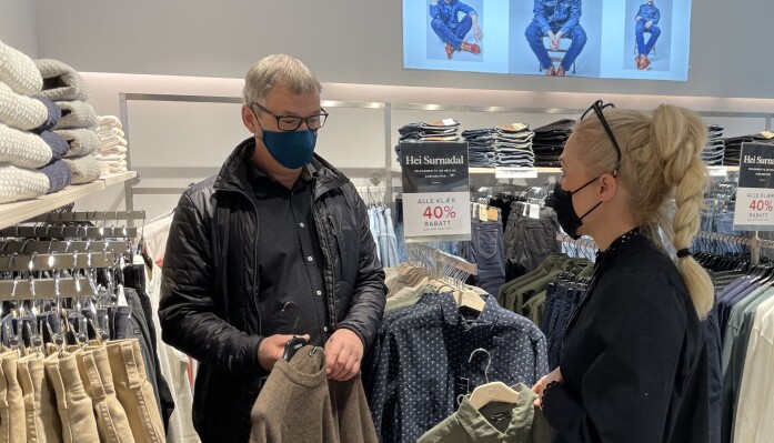 Senterleiar Lorentz Sæter på handel i den nye Cubus-butikken. Senterleiar Lorentz Sæter på handel i den nye Cubus-butikken.