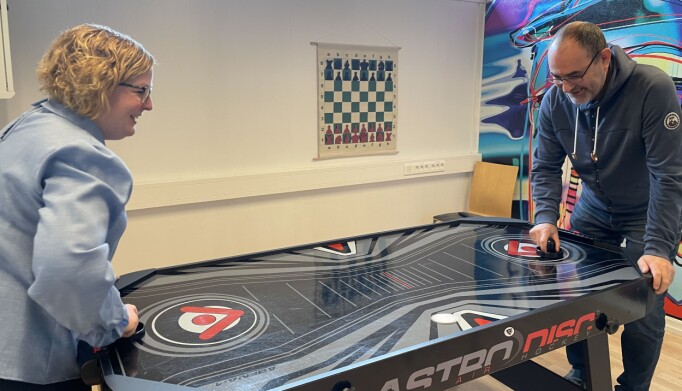 Hilde Staveli Solli og Lars Sæther i fri dressur rundt air hockey-bordet i Surnadal Ungdomsklubb. Hilde Staveli Solli og Lars Sæther i fri dressur rundt air hockey-bordet i Surnadal Ungdomsklubb.
