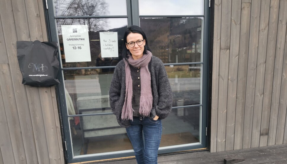 Marte Helgetun foran gårdsbutikken på Røssmoen