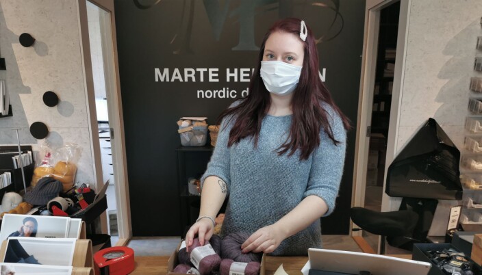 Liv Marit Kirkholt i full sving med å pakke varer som skal sendes til strikkeglade kunder Liv Marit Kirkholt i full sving med å pakke varer som skal sendes til strikkeglade kunder