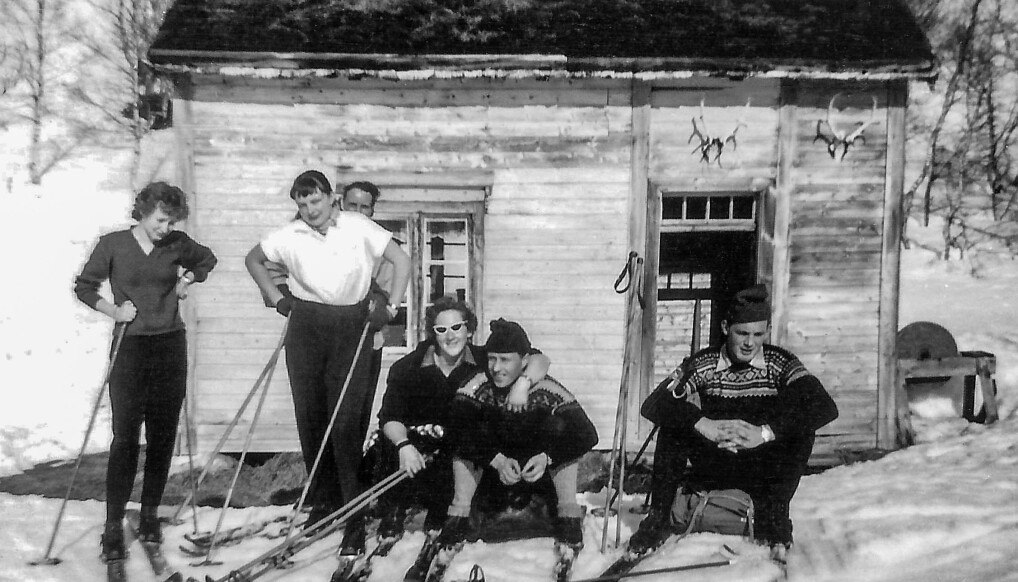Reidunn Melhus Halle , Reidunn Ranes, bak Petrine Heggset, Eli Skei, Ola Nordvik og Olav Glærum på Bjørnahaugen i 1959, da var Reidunn 16 år. Reidunn Melhus Halle , Reidunn Ranes, bak Petrine Heggset, Eli Skei, Ola Nordvik og Olav Glærum på Bjørnahaugen i 1959, da var Reidunn 16 år.