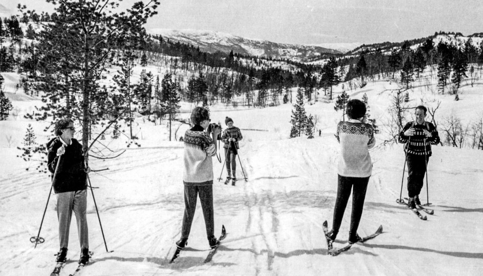 - Dette er første gongen Ola (mannen til Reidunn) var med på påsketur til Bjørnahaugen, i 1965. Det var visst veldig spanande for eit par venninner av meg som vi trefte, og det måtte forevigast. - Dette er første gongen Ola (mannen til Reidunn) var med på påsketur til Bjørnahaugen, i 1965. Det var visst veldig spanande for eit par venninner av meg som vi trefte, og det måtte forevigast.