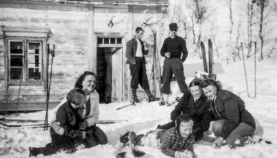 Reidunn Melhus Halle, Gerd Strand, Jon Melhus, Jenny Teilgård Røøyen og Hjørdis Grøtan Follerø. Bak Leiv Sæter og Peder Melhus. Reidunn Melhus Halle, Gerd Strand, Jon Melhus, Jenny Teilgård Røøyen og Hjørdis Grøtan Follerø. Bak Leiv Sæter og Peder Melhus.