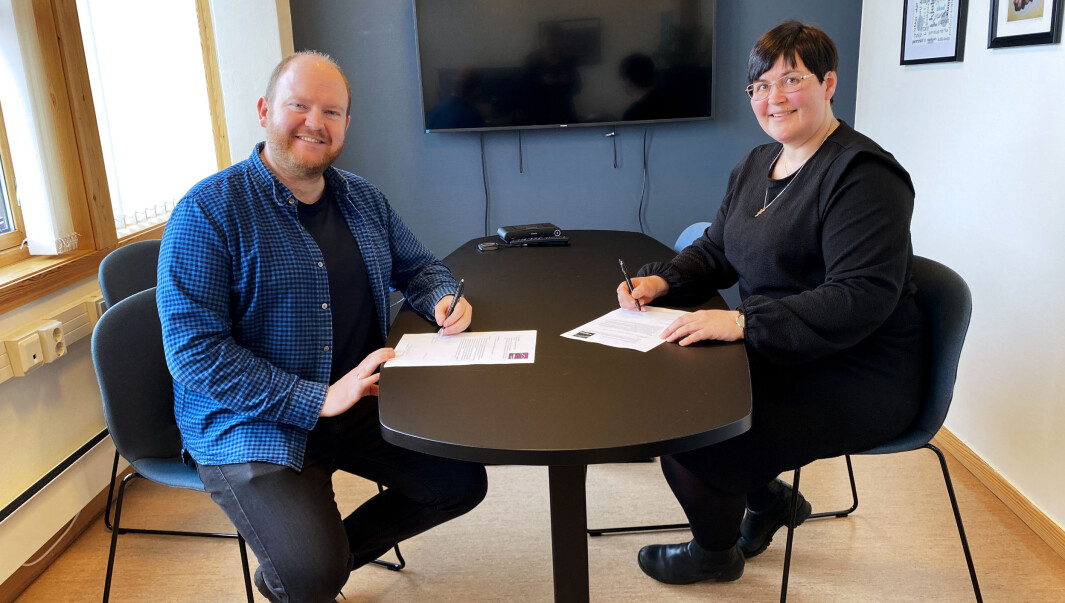 Daglig leder og redaktør i Trollheimsporten, Øystein Hjelle Bondhus, og ordfører i Rindal kommune, Vibeke Langli, signerer ny samarbeidsavtale. Daglig leder og redaktør i Trollheimsporten, Øystein Hjelle Bondhus, og ordfører i Rindal kommune, Vibeke Langli, signerer ny samarbeidsavtale.