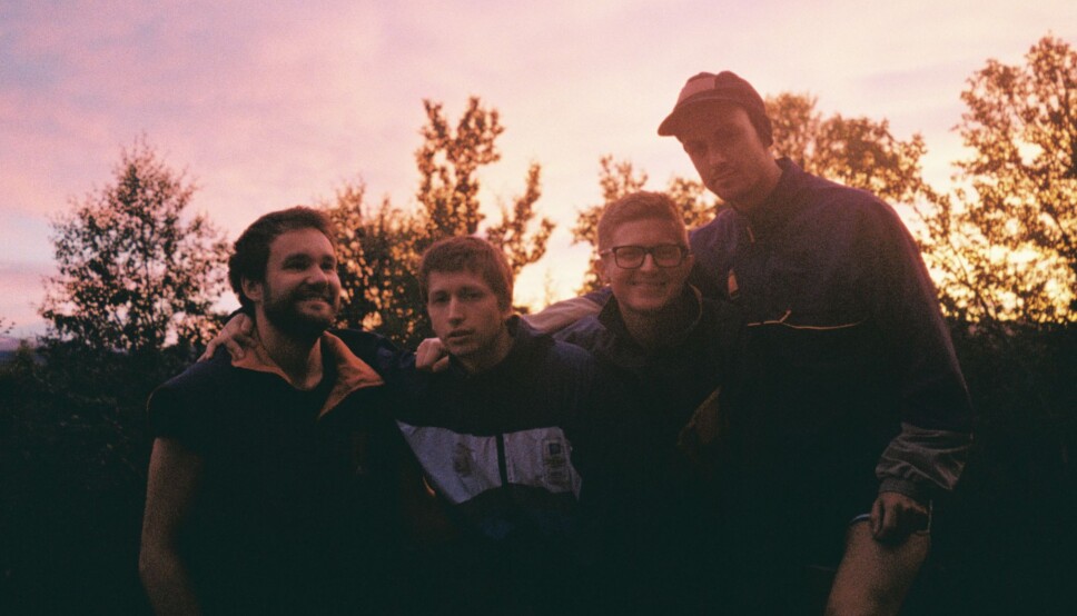 Stein Boge (f.v.), Hans Olav Settem, Brage Kristian Einum og Oddbjørn Sponås er fire av ni medlemmar i Benedikt, som 16. april gjev ut albumet 'Balcony Dream'