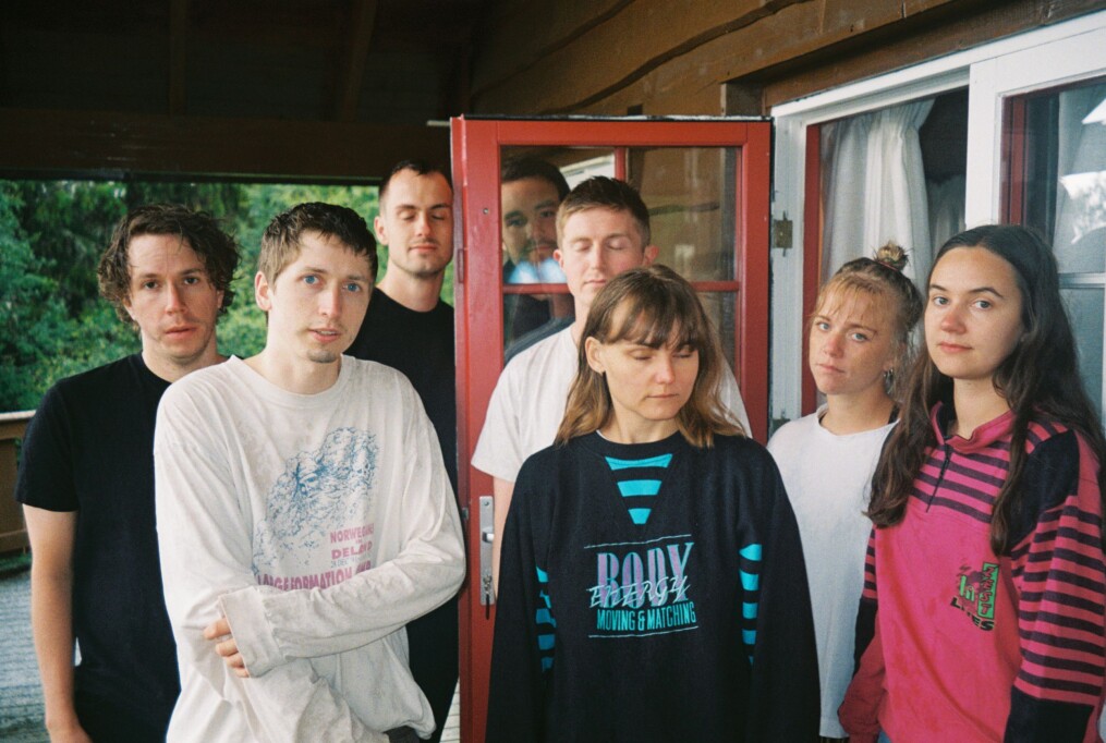 F.v.: Simen Mitlid, Hans Olav Settem, Oddbjørn Sponås, Stein Boge, Brage Kristian Einum, Marit Othilie Torvik, Emilie Catrin Korsvold og Sunniva Lilian Shaw of Tordarroch. Niandemann i Benedikt, Sindre Skår, var ikkje med på innspelingsturen der biletet vart teke. F.v.: Simen Mitlid, Hans Olav Settem, Oddbjørn Sponås, Stein Boge, Brage Kristian Einum, Marit Othilie Torvik, Emilie Catrin Korsvold og Sunniva Lilian Shaw of Tordarroch. Niandemann i Benedikt, Sindre Skår, var ikkje med på innspelingsturen der biletet vart teke.