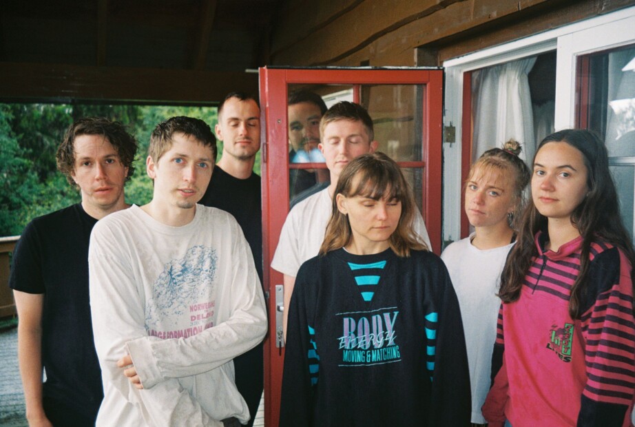 F.v.: Simen Mitlid, Hans Olav Settem, Oddbjørn Sponås, Stein Boge, Brage Kristian Einum, Marit Othilie Torvik, Emilie Catrin Korsvold og Sunniva Lilian Shaw of Tordarroch. Niandemann i Benedikt, Sindre Skår, var ikkje med på innspelingsturen der biletet vart teke.