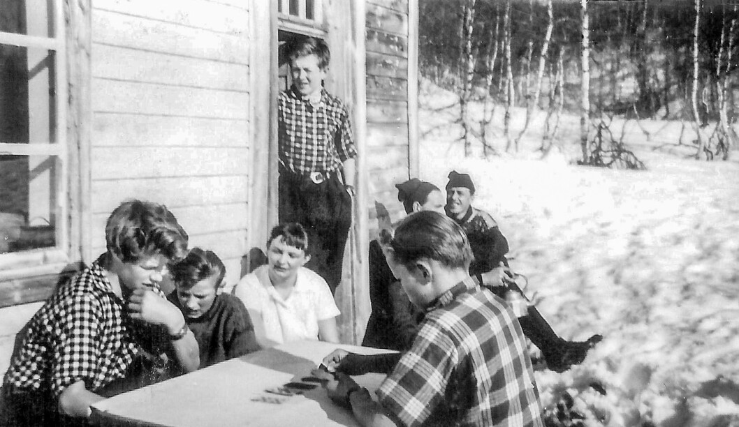 Kortspeling i solveggen. Per Sende, Kåre Berset, Reidunn Ranes, Øyvind Holte, ukjent, og Ola Nordvik , Gråva. Framom sit Ola Grimsmo. Kortspeling i solveggen. Per Sende, Kåre Berset, Reidunn Ranes, Øyvind Holte, ukjent, og Ola Nordvik , Gråva. Framom sit Ola Grimsmo.