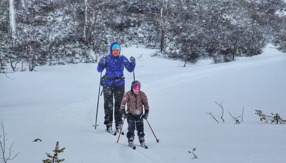 De tøffeste kommer seg ut uansett vær. Sanna Bade Fiske fra Trondheim og farmor Eva Solvik går skiturselv om det er snøstorm.