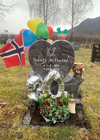 Gravstedet pyntet i anledning Bårds 30-årsdag Gravstedet pyntet i anledning Bårds 30-årsdag