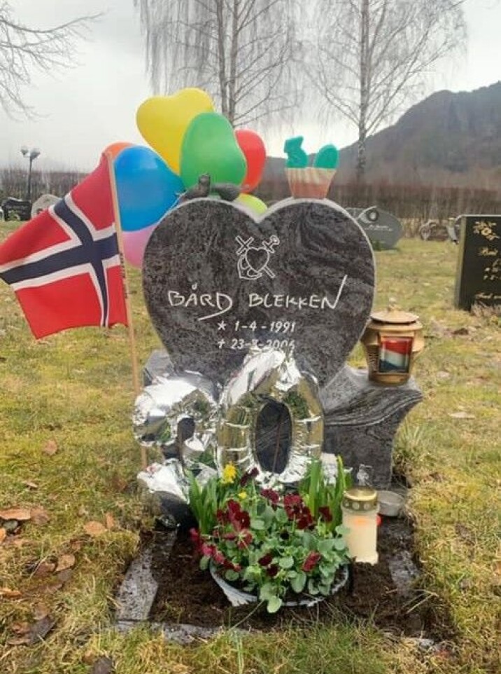 Gravstedet pyntet i anledning Bårds 30-årsdag