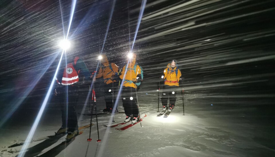 Frivillige fra Norsk Folkehjelp Tromsø under en redningsaksjon natt til lørdag. To personer satt værfaste i ei nødbu på fjellet Kjølen på Kvaløya og trengte hjelp til å komme seg ned igjen