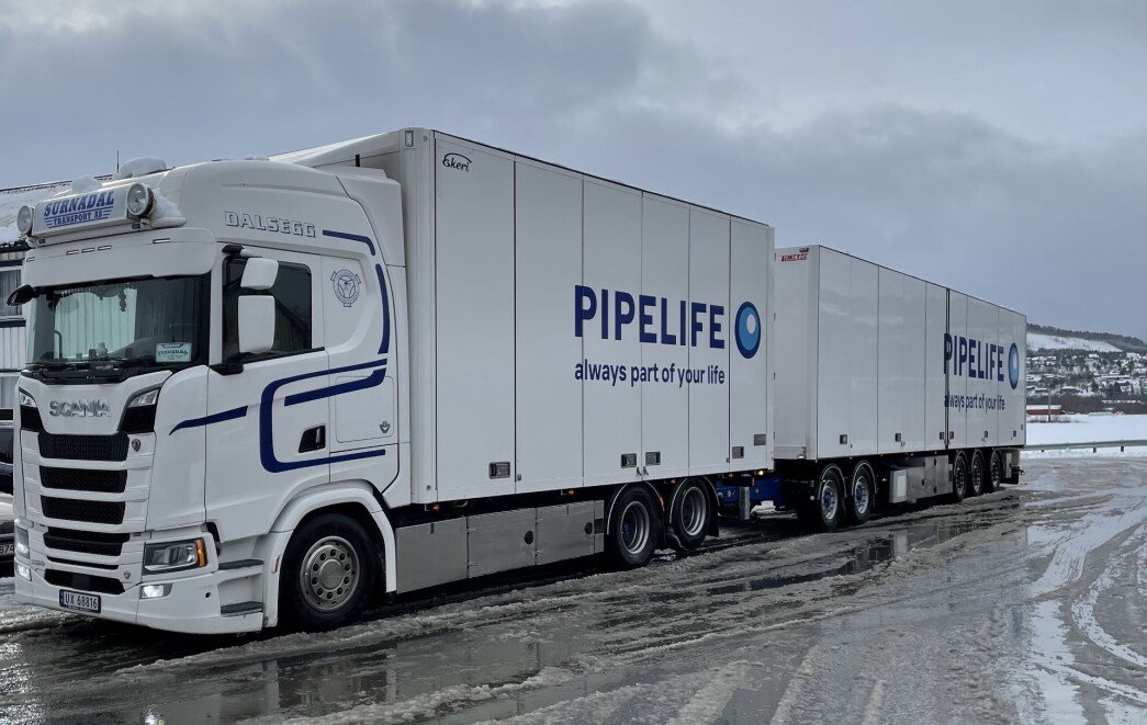 For aller første gang kjører et modulvogntog på 25 meter ut portene hos Pipelife Norge i Surnadal. For aller første gang kjører et modulvogntog på 25 meter ut portene hos Pipelife Norge i Surnadal.