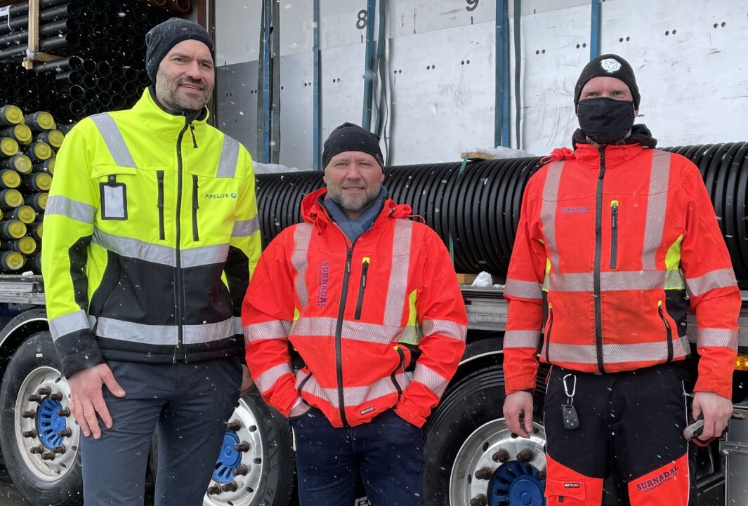 Administrerende direktør Sigmund Aandstad i Pipelife (f.v.), daglig leder Atle Norli i Surnadal Transport og sjåfør Arild André Olsen, som satt bak rattet da historiens første modulvogntog på 25 meter kjørte ut portene hos Pipelife Norge tirsdag. Administrerende direktør Sigmund Aandstad i Pipelife (f.v.), daglig leder Atle Norli i Surnadal Transport og sjåfør Arild André Olsen, som satt bak rattet da historiens første modulvogntog på 25 meter kjørte ut portene hos Pipelife Norge tirsdag.