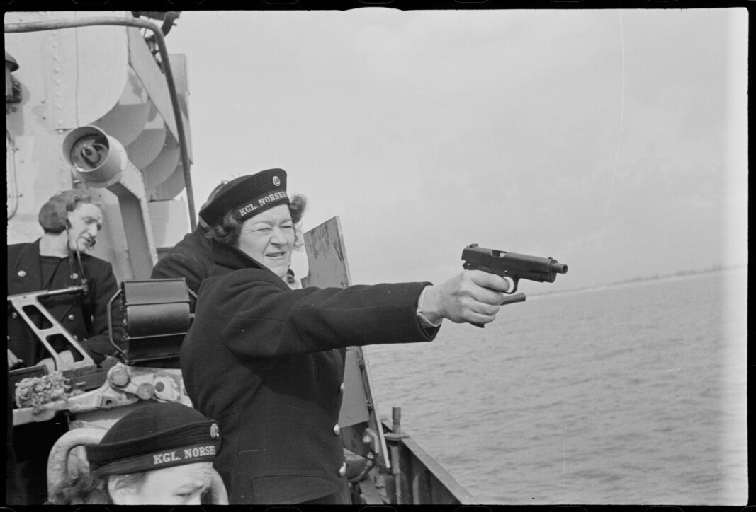 Marinelotter, matros von Hanno skyter pistol. Marinelotter, matros von Hanno skyter pistol.