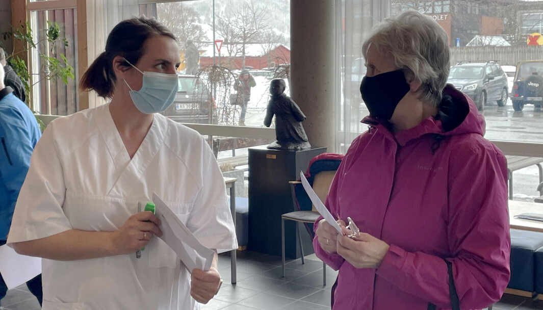 Vaksinekoordinator Gunn Heidi Ansnes (t.v.) i samtale med Aslaug Elly Betten, som ble innbygger nummer 1000 i Surnadal med koronavaksine. Vaksinekoordinator Gunn Heidi Ansnes (t.v.) i samtale med Aslaug Elly Betten, som ble innbygger nummer 1000 i Surnadal med koronavaksine.