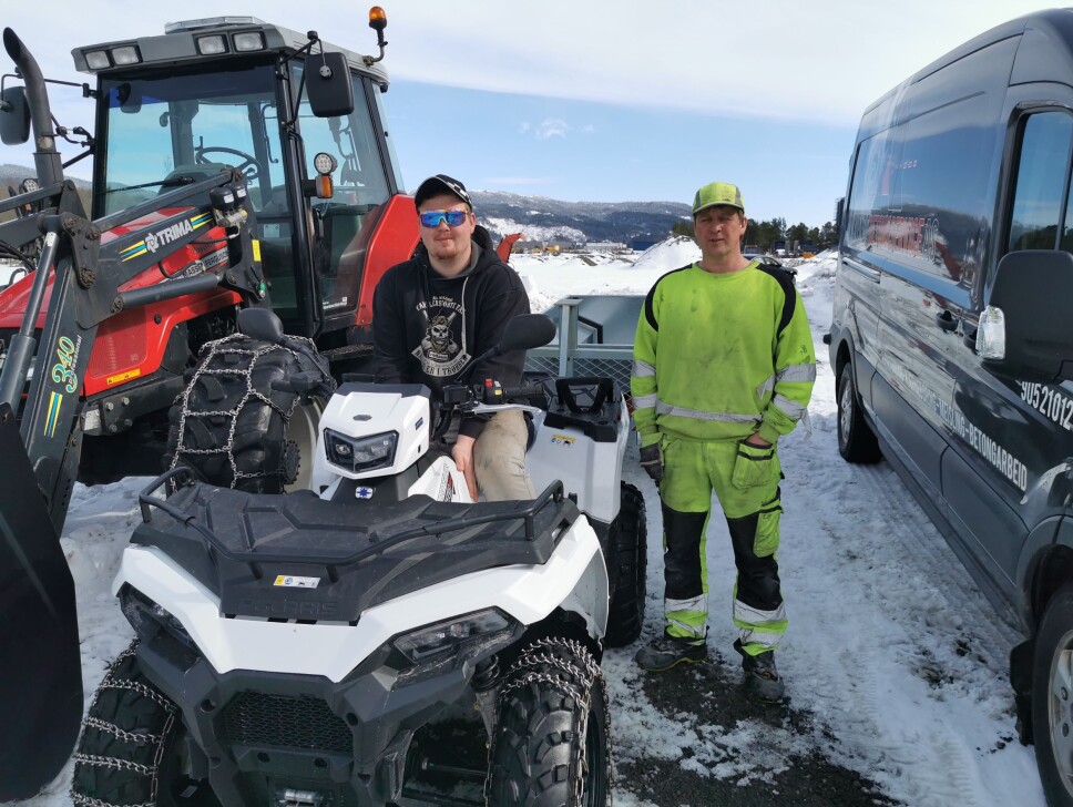 Stiller med traktor og firhjuling