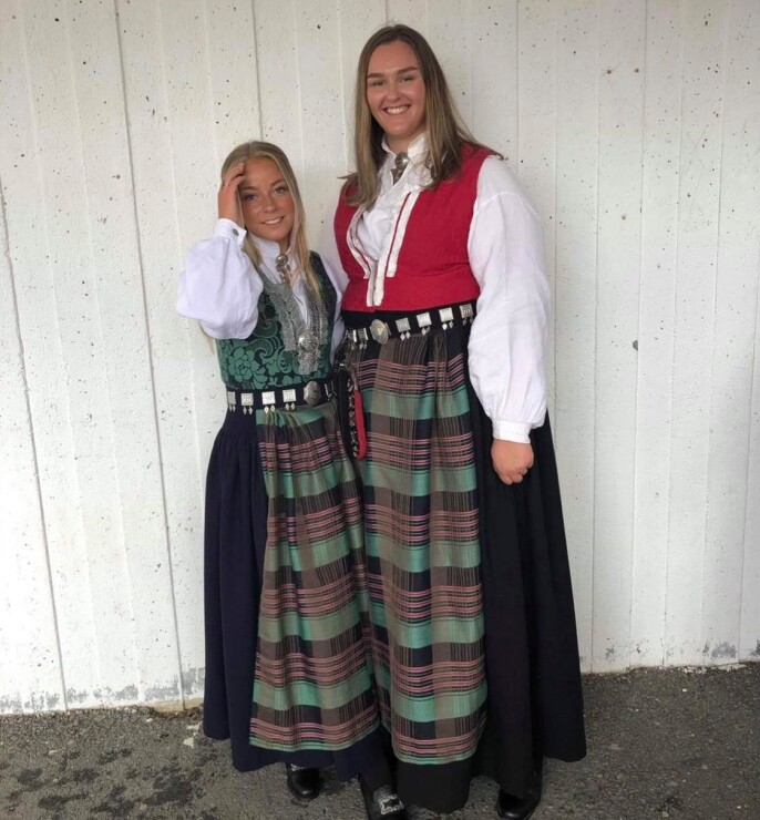 Ihne sammen med sin gode venninne Nora Sande Holtan i juni 2019 Ihne sammen med sin gode venninne Nora Sande Holtan i juni 2019