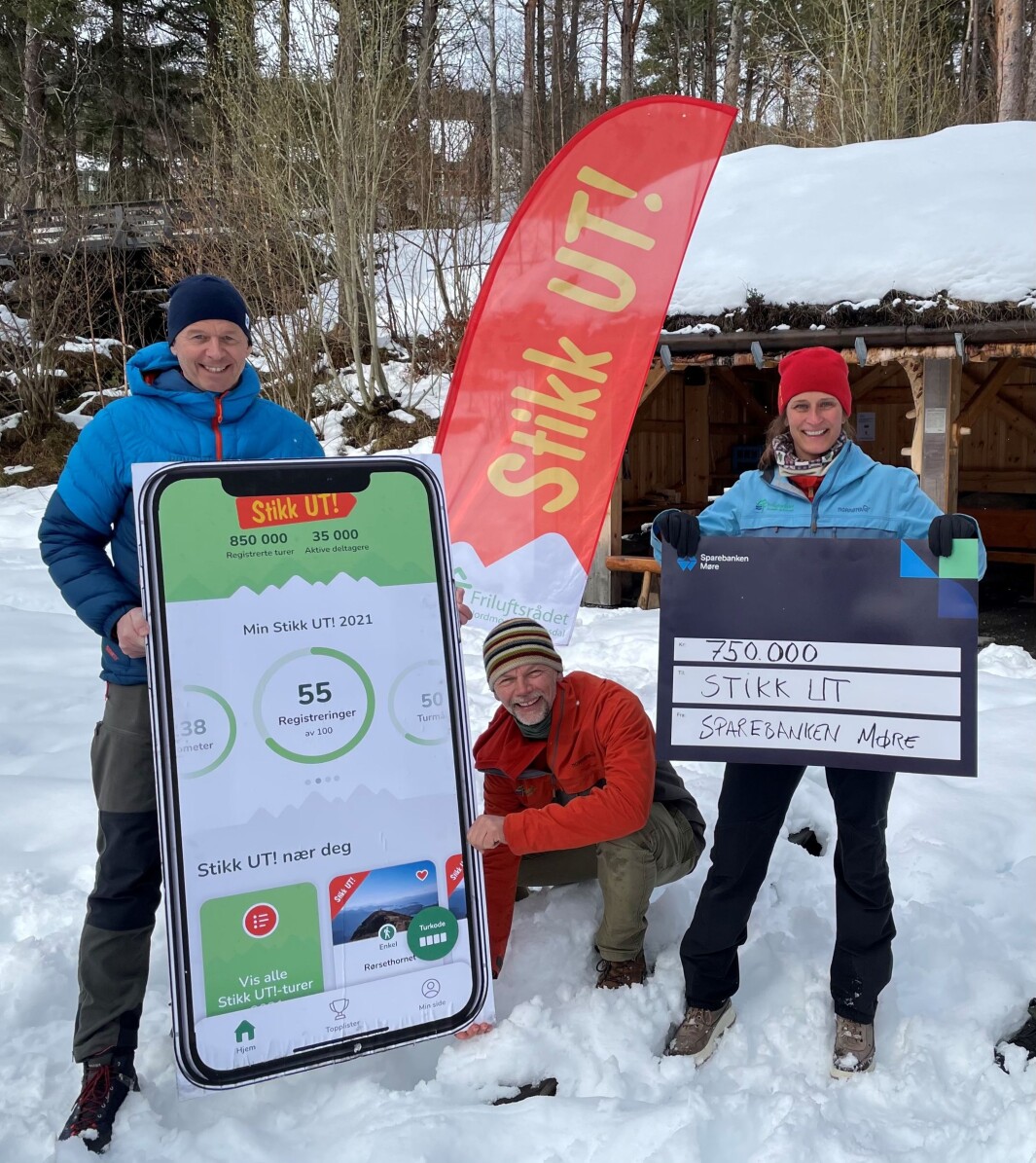 Utveksling av sjekk og app. Fra venste Finn Tangen fra Sparebanken Møre, Ola Fremo-daglig leder Friluftsrådet Nordmøre og Romsdal og Marte Melbø-Stikk UT!-ansvarlig Friluftsrådet Nordmøre og Romsdal. Utveksling av sjekk og app. Fra venste Finn Tangen fra Sparebanken Møre, Ola Fremo-daglig leder Friluftsrådet Nordmøre og Romsdal og Marte Melbø-Stikk UT!-ansvarlig Friluftsrådet Nordmøre og Romsdal.