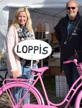 Elisif og Eyvind Sæthervik med den rosa sykkelen som er varemerke og veiviser Elisif og Eyvind Sæthervik med den rosa sykkelen som er varemerke og veiviser