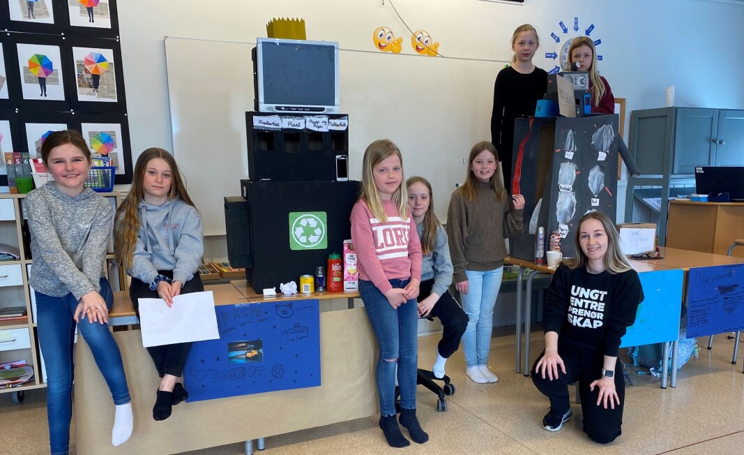 Elevene presenterte sine løsninger for Thea Monsen fra Ungt Entreprenørskap (t.h.) Elevene presenterte sine løsninger for Thea Monsen fra Ungt Entreprenørskap (t.h.)