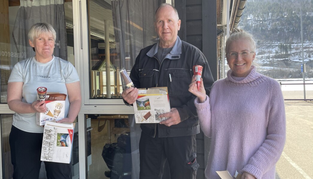 Rektor Beret Sande ved Mo skule saman med Magne Snekvik og Liv Dalsegg frå Surnadal Sparebank Rektor Beret Sande ved Mo skule saman med Magne Snekvik og Liv Dalsegg frå Surnadal Sparebank