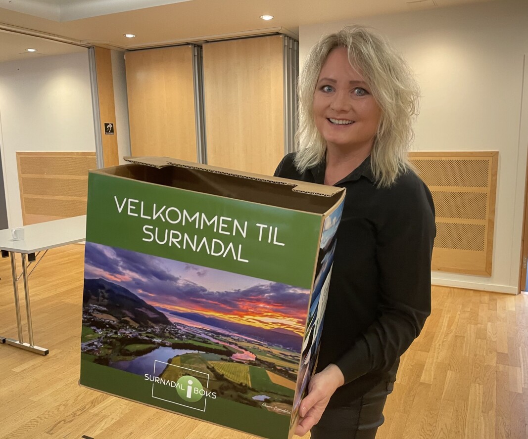 Sara Akerfeldt, leder i Surnadal Næringsforening, med en prototype av "Surnadal i boks". Sara Akerfeldt, leder i Surnadal Næringsforening, med en prototype av "Surnadal i boks".