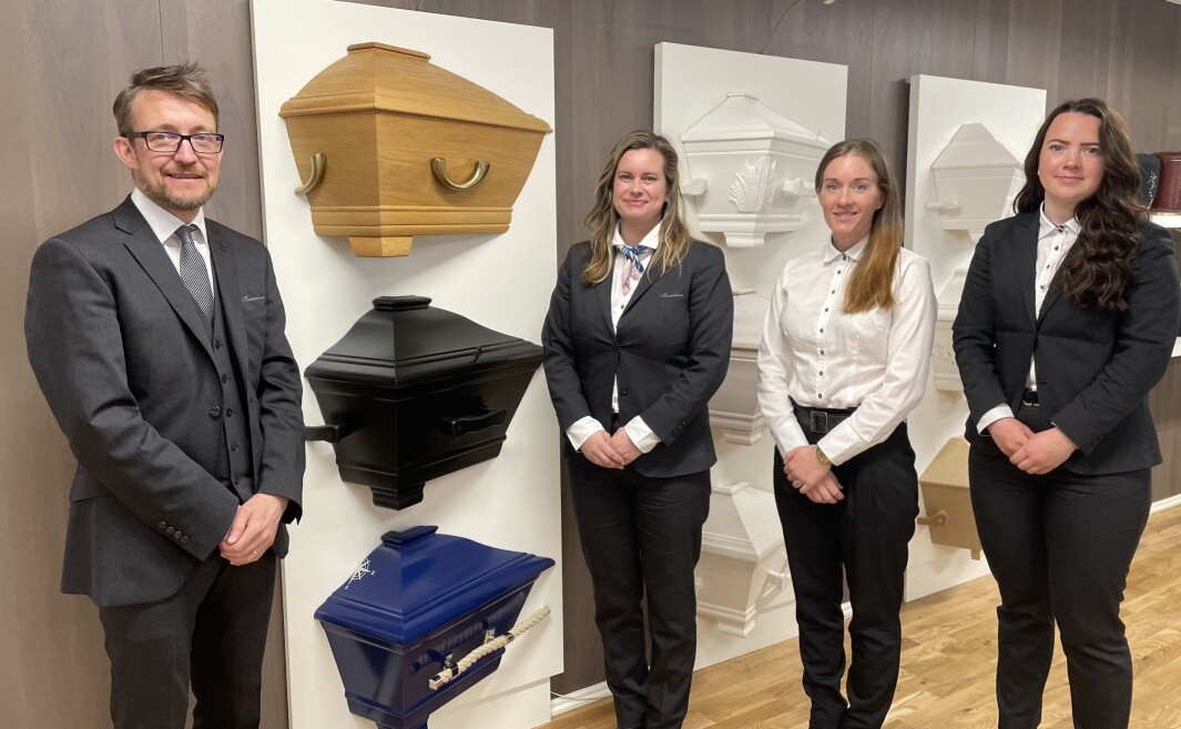 Øyvind Bertelsen-Tangvik (f.v.), kona Irene Bertelsen-Tangvik, Margrethe Witsø og Ann Marie Langø er i gang i nye lokaler i Miljøgata i Surnadal. Øyvind Bertelsen-Tangvik (f.v.), kona Irene Bertelsen-Tangvik, Margrethe Witsø og Ann Marie Langø er i gang i nye lokaler i Miljøgata i Surnadal.