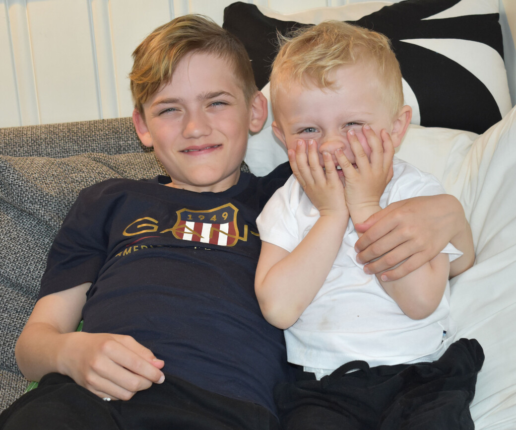 Trygt og godt i armkroken til storebror Trygt og godt i armkroken til storebror
