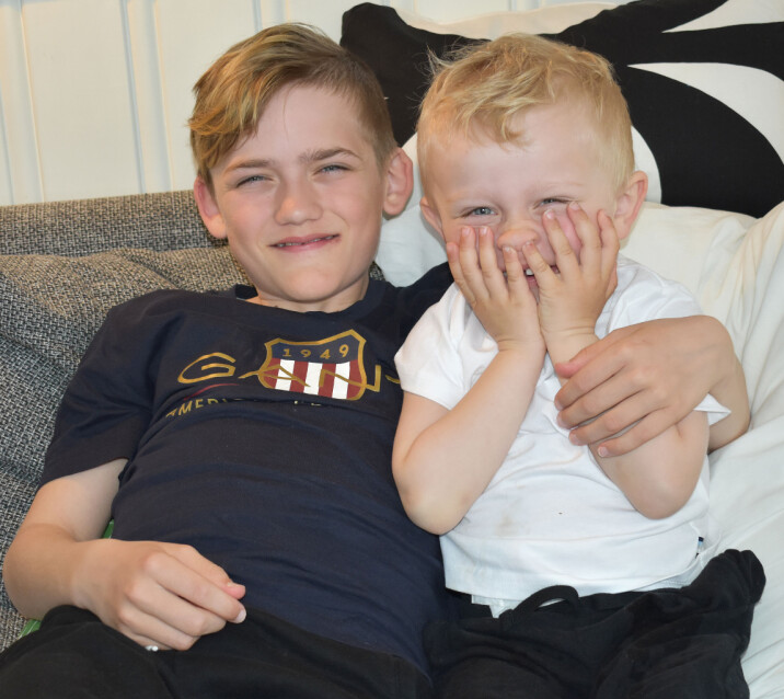 Trygt og godt i armkroken til storebror