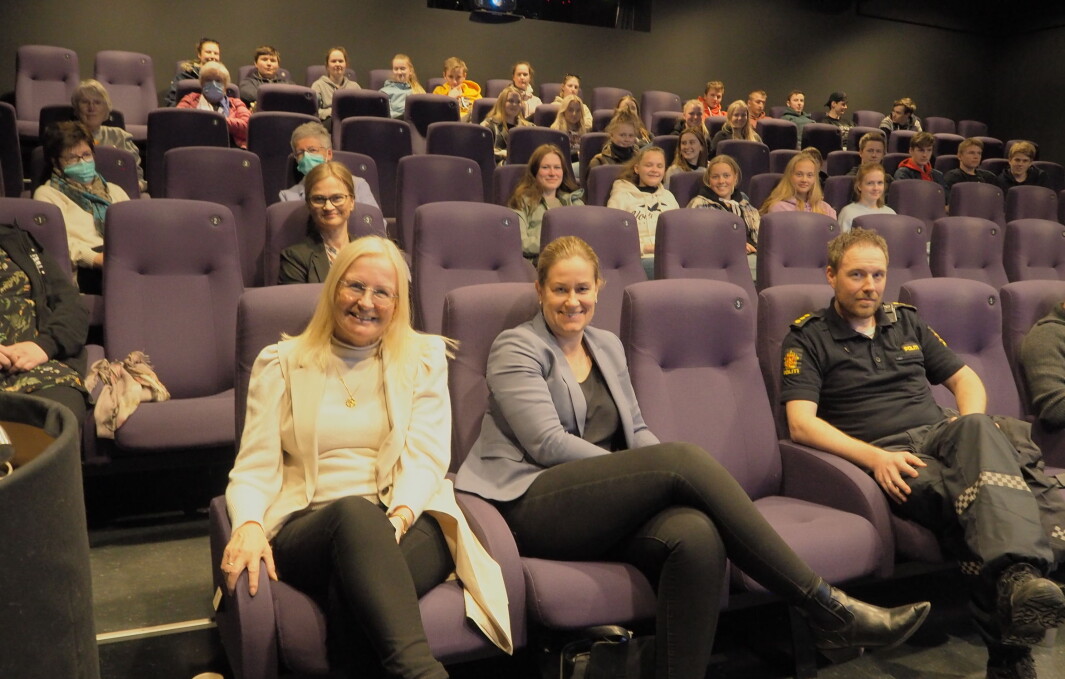 Liv Dalsegg og Elin Mo fra Surnadal Sparebank, her sammen med Tor Hansen fra politiet. Liv Dalsegg og Elin Mo fra Surnadal Sparebank, her sammen med Tor Hansen fra politiet.