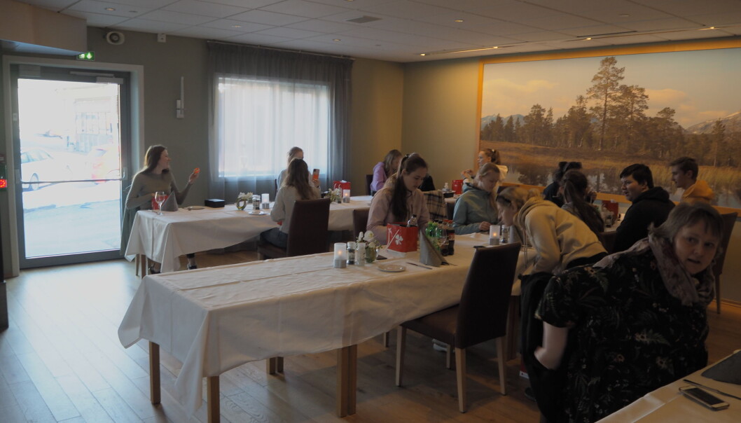 Som avslutning på russetreffet fikk russen påspandert pizza og brus. Som avslutning på russetreffet fikk russen påspandert pizza og brus.