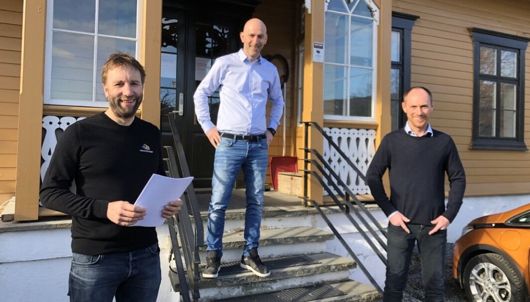 Romund Aune (t.v.) og daglig leder Arne Nordbotn fra B&B Entreprenør sammen med Martin Wormdal (i midten) fra Salvesen & Thams Eiendom. Romund Aune (t.v.) og daglig leder Arne Nordbotn fra B&B Entreprenør sammen med Martin Wormdal (i midten) fra Salvesen & Thams Eiendom.