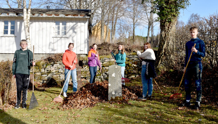 Disse seks skal konfirmeres i Stangvik kirke 28. august. Torsdag stilte de opp på dugnad på kirkegården. Knut Tore Kvande (t.v), Ida Mo, Synne Kvendset Fiske, Liv Nes Kvande, Synnøve Nordvik og Anders Trønsdal Røen