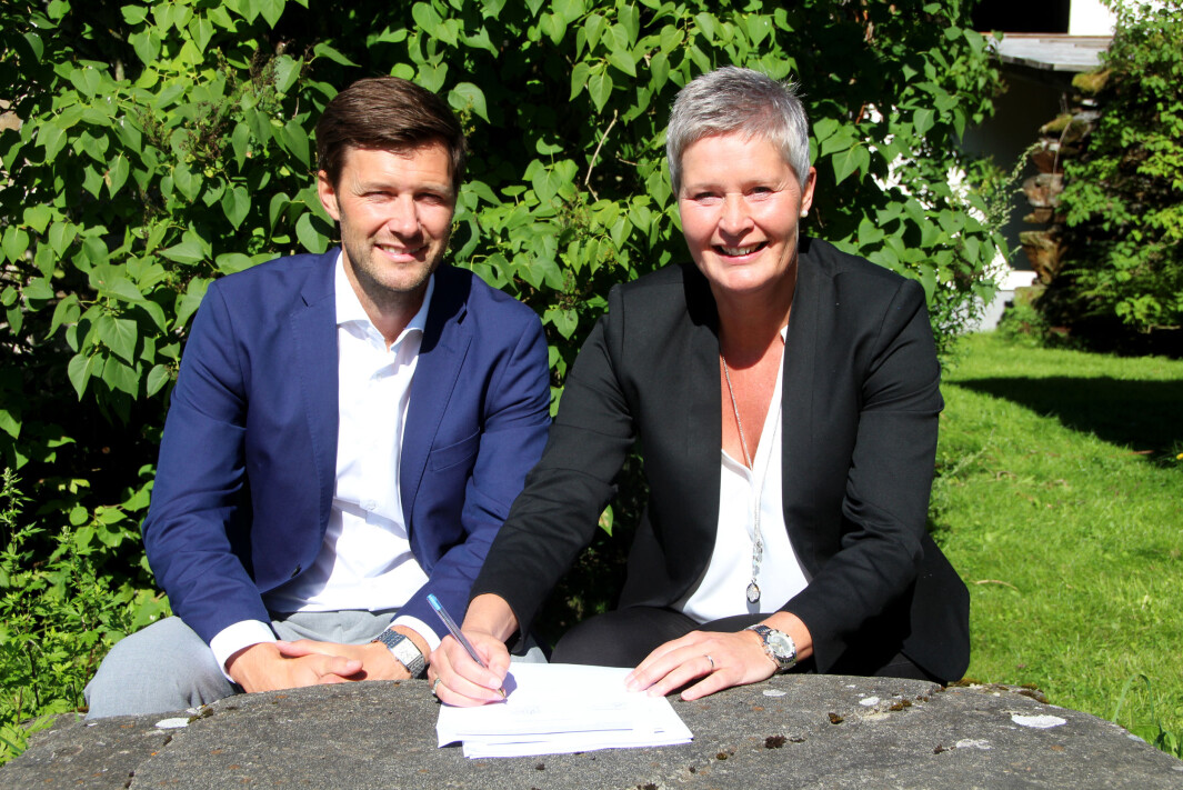 Runar Wiik og Inger Grete Lundemo signerer avtalen om sammenslåing av SpareBank 1 Nordvest og Surnadal Sparebank til SpareBank 1 Nordmøre 28.8.2020. Runar Wiik og Inger Grete Lundemo signerer avtalen om sammenslåing av SpareBank 1 Nordvest og Surnadal Sparebank til SpareBank 1 Nordmøre 28.8.2020.
