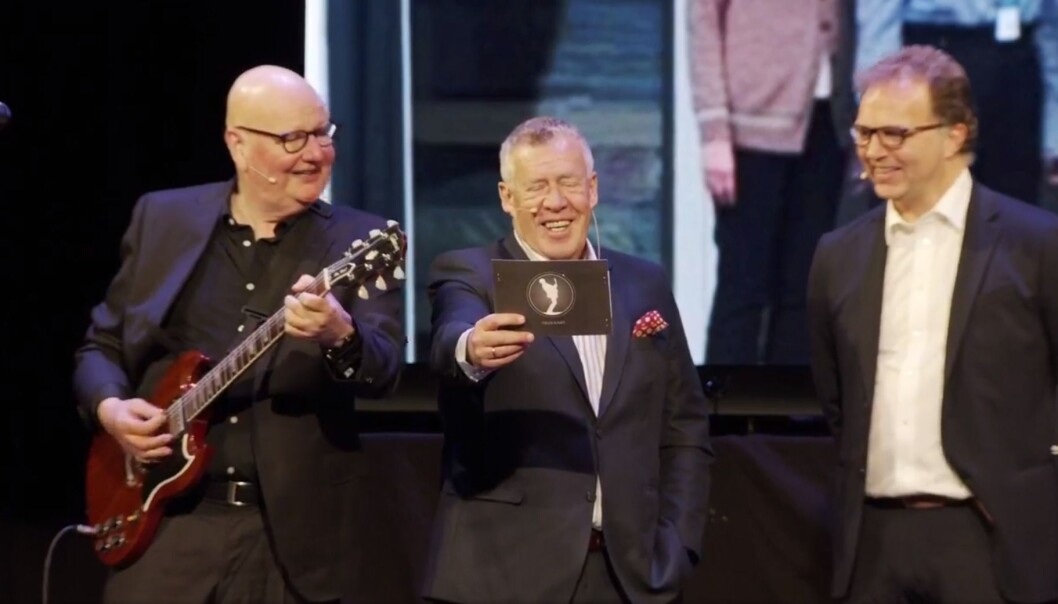 Seansen ble avsluttet med den flunkende nye SpareBank 1-sangen "3. mai-banken", som Alnæs, Folland og Troelsen sang sammen med Frei barnekor og pianist Rune Tylden. Seansen ble avsluttet med den flunkende nye SpareBank 1-sangen "3. mai-banken", som Alnæs, Folland og Troelsen sang sammen med Frei barnekor og pianist Rune Tylden.