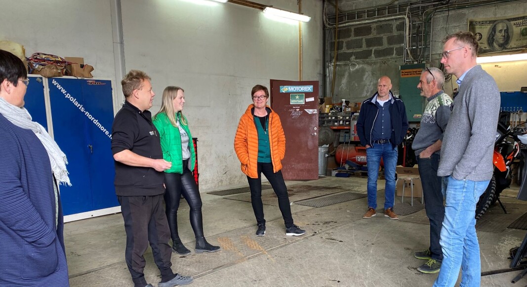 Politikerne fikk også se verkstedet. Politikerne fikk også se verkstedet.