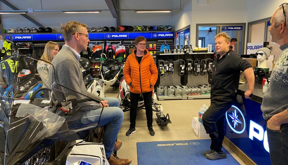 Ola Borten Moe fant et behagelig scootersete hos Polaris Nordmøre. Arild Elshaug kunne fortelle om gode tider i bransjen.