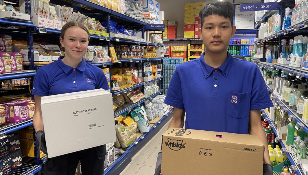 Niandeklassingane Nina Næss Bolme (t.v.) og Em Holten er utplassert på Rema 1000 i arbeidsveka. Niandeklassingane Nina Næss Bolme (t.v.) og Em Holten er utplassert på Rema 1000 i arbeidsveka.
